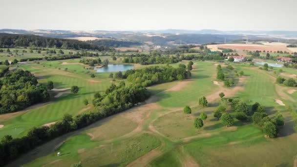Clube Golfe Campo Golfe Verde Com Buracos Golfe Lago Campos — Vídeo de Stock