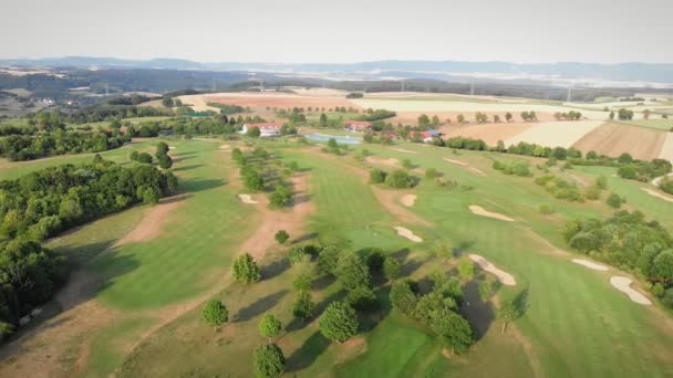 Golfplatz Mit Sandbunker Und Golflöchern Grüne Golfplätze Der Sommersonne Menschen — Stockvideo