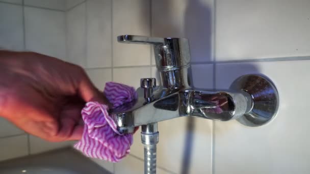 Cleaning Chrome Plated Bathroom Faucet Hand Polishing Crane Handles Shower — Stock videók