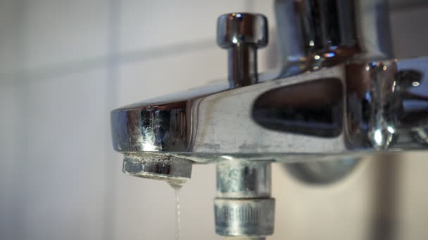 Water Dripping Faucet Bathroom Broken Faucet Tub Dripping Water Water — Vídeo de Stock