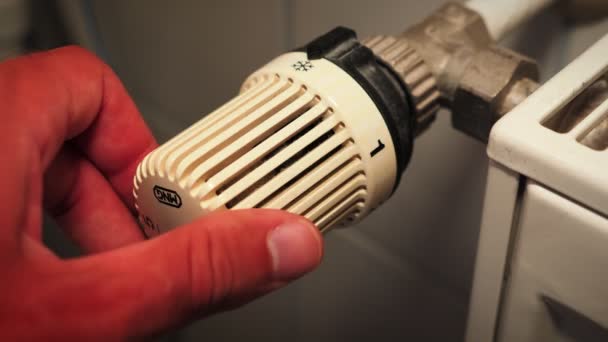 Mans Hand Turning Heat Regulator Radiator Hand Adjusting Thermostat Radiator — Stok video