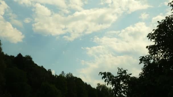 Время Ясного Неба Белыми Пушистыми Облаками Природа Голубым Небом — стоковое видео