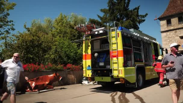 Φωτιά Στο Schaffhausen Της Ελβετίας Πυροσβεστικό Όχημα Και Πυροσβέστες Κοντά — Αρχείο Βίντεο