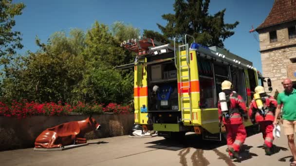 Firemen Workers Helmets Special Costumes Running Teh Fire Truck Schaffhausen — Stok video