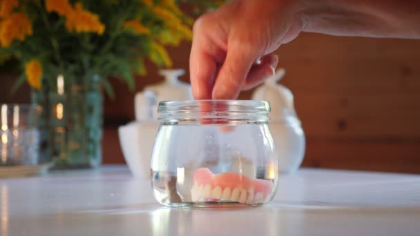 Жіноча Рука Виймає Зубні Протези Склянки Води Людина Виймає Фальшиві — стокове відео