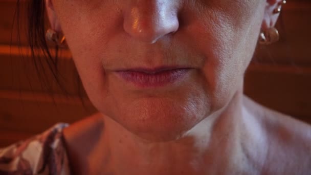 Ηλικιωμένη Γυναίκα Βγάζει Ψεύτικα Δόντια Από Στόμα Της Λήψη Οδοντοστοιχιών — Αρχείο Βίντεο
