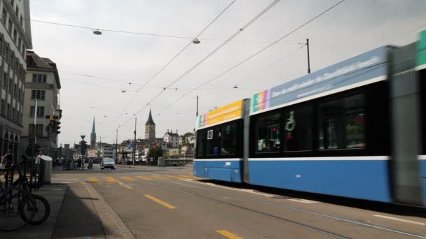 Modern Electric Passenger Tram Driving Riverbank Zurich Switzerland Passenger Train — Vídeo de Stock