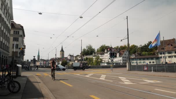 Busy Streets Old City Center Zurich Switzerland People Walking River — Vídeos de Stock