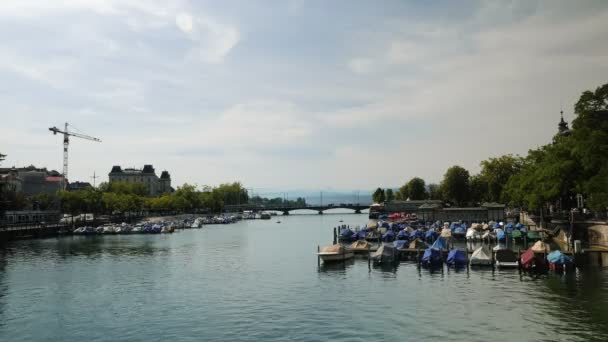Limmat River Moored Boats Zurich City Switzerland Waterfront Old Center — Vídeo de stock