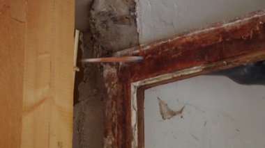 İnşaat alanında elektrikli testereyle odun kesen bir işçi. Eski evin tadilatı. Marangoz elektrikli testereyle tahta kesiyor.