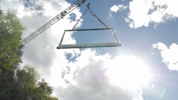 Guindaste Torre Transportando Moldura Janela Contra Céu Azul Nublado Guindaste — Vídeo de Stock
