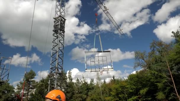 Crane Inşaat Alanında Pencere Çerçevesini Hareket Ettiriyor Mavi Gökyüzüne Karşı — Stok video