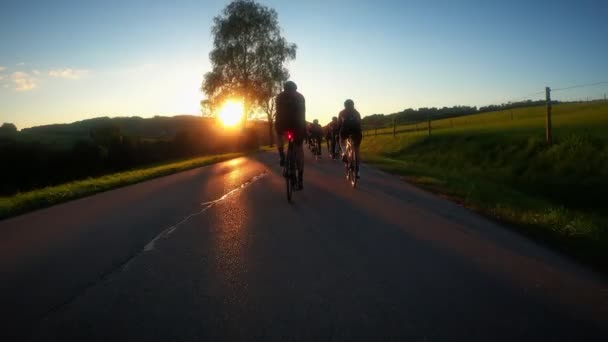 Silueta Ciclistas Ciclismo Carretera Montaña Las Luces Del Atardecer Por — Vídeo de stock