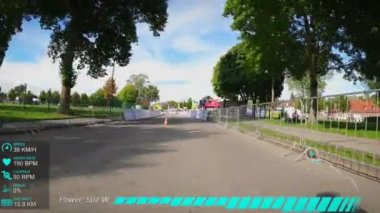 Bisikletçi bireysel zaman denemesini tamamlıyor. Profesyonel bisikletçi 23.09.2022 Bad Drkheim, Almanya bisiklet yarışında bitiş çizgisini geçiyor. Spor müsabakası. Bisiklet ve triatlon konsepti. Spor eğitimleri.