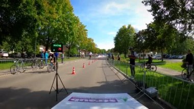 Bisiklet yarışının başlangıç çizgisi, bireysel zaman denemesi. 23.09.2022 Bad Dukheim, Almanya. Riderman yol bisikleti yarışına katılan bisikletçi. Bisiklet sporu konsepti. Triatlon konsepti