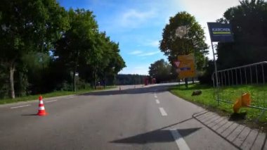 Bisiklet yarışının başlangıç çizgisi, bireysel zaman denemesi. 23.09.2022 Bad Dukheim, Almanya. Riderman yol bisikleti yarışına katılan bisikletçi. Bisiklet sporu konsepti. Triatlon konsepti