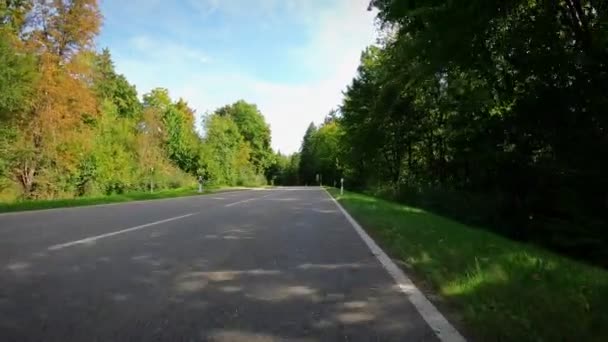 Radprofi Beim Einzelzeitfahren Triathlet Fährt Rennrad Auf Asphaltstraße Bei Radrennen — Stockvideo