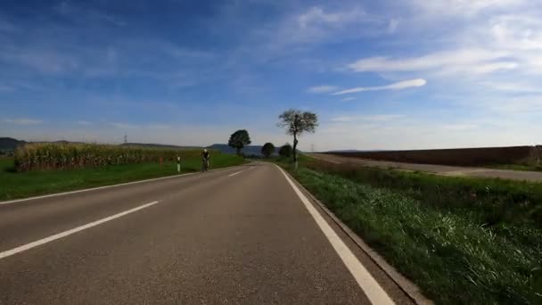 Sportsman Ciclismo Contra Paisagem Rural Ciclista Profissional Andar Bicicleta Estrada — Vídeo de Stock