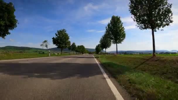 个人计时赛自行车比赛 专业骑单车人士参加单车比赛 与风景如画的风景和蓝天相映成趣 赛车选手在户外骑自行车 — 图库视频影像