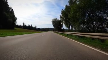 Bireysel zaman deneme bisiklet yarışı. Bisiklet yarışında bisiklet kullanan profesyonel bir bisikletçi. Triatloncu bisiklet yarışına katılıyor. Bisiklet ve triatlon konsepti. Spor etkinliği