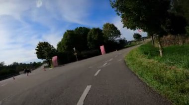 Bisiklet yarışının başlangıç çizgisi, bireysel zaman denemesi. 23.09.2022 Bad Dukheim, Almanya. Riderman yol bisikleti yarışına katılan bisikletçi. Bisiklet sporu konsepti. Triatlon konsepti