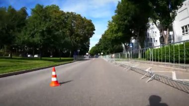 Bisiklet yarışının başlangıç çizgisi, bireysel zaman denemesi. 23.09.2022 Bad Dukheim, Almanya. Riderman yol bisikleti yarışına katılan bisikletçi. Bisiklet sporu konsepti. Triatlon konsepti