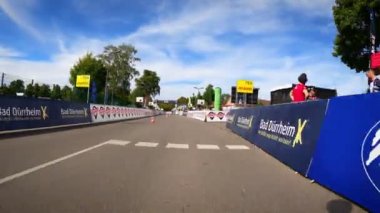 Bisiklet yarışının başlangıç çizgisi, bireysel zaman denemesi. 23.09.2022 Bad Dukheim, Almanya. Riderman yol bisikleti yarışına katılan bisikletçi. Bisiklet sporu konsepti. Triatlon konsepti