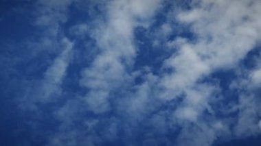 Bulutlar mavi gökyüzüne doğru hızla hareket ediyor. Beyaz kabarık bulutlu bulutlu zaman çizelgesi