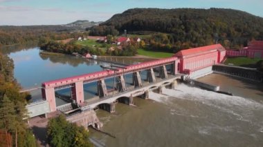 Nehir barajı, hava aracı atışı. Ren Nehri 'ndeki baraj. Kapılardan akan su barajı. Büyük nehir barajı. Ren Nehri 'ni sel