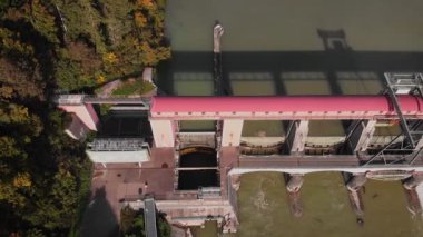 Açık kapıları ve güçlü su akıntısı olan nehir barajı. Ren nehri üzerinde su kontrol sistemi olan büyük bir baraj. Ren nehri barajında su kontrol seviyesi ve akış hızı, hava aracı görüntüsü