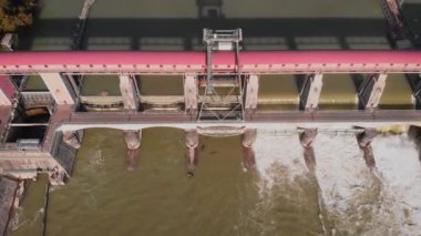 Güçlü su akıntısı nehir barajının kapılarını açtı. Ren nehrinde büyük bir baraj. Su kanalı denetleyicisi nehirdeki seviye ve akış oranını kontrol eder