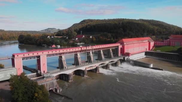 시설을 합니다 장치가 댐입니다 흐름을 통문에서 흐르는 이루어진 — 비디오