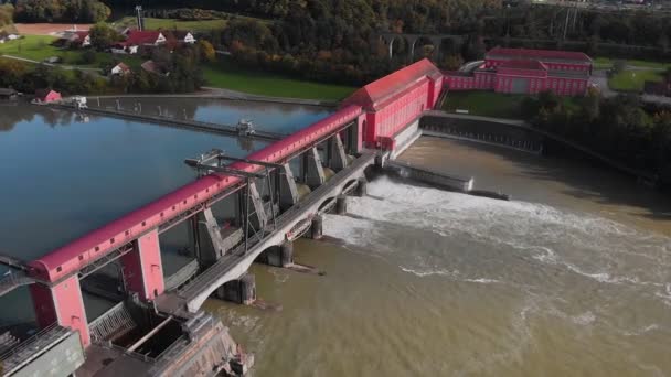 Vatten Rusar Genom Portar Vid Floddammen Vattenkraftverkets Slussning Floden Rhen — Stockvideo