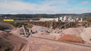 Dev demir cevheri madenciliği. Taş ocağı. İnşaat endüstrisi. Taş ocağı maden graniti. Pit mayınını aç, hava aracı görüntüsü
