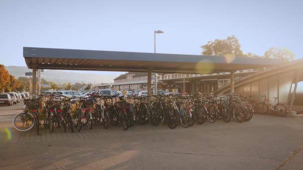 Soporte Bicicletas Estacionamiento Estación Tren Bicicletas Estacionadas Estacionamiento Mañana Soleada — Vídeos de Stock