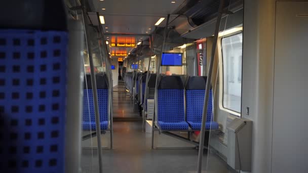 空の鉄道車両ワゴン 青い乗客席のある空の列車でのインテリアビュー バーゼルバッドBfの表示で目的地の情報を持つ列車サロン 公共交通機関 — ストック動画
