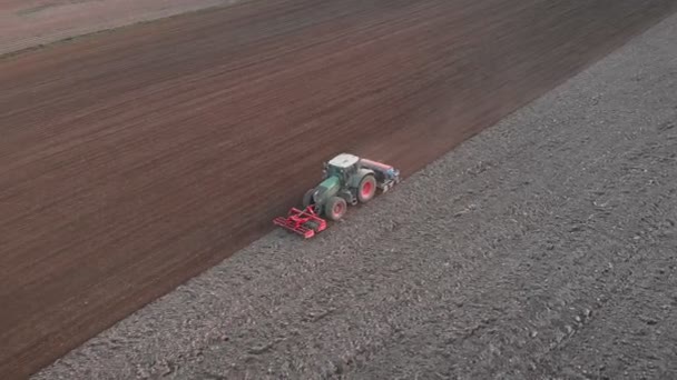 Über Traktor Mit Eggenanlage Auf Ackerboden Geflogen Traktor Bereitet Boden — Stockvideo
