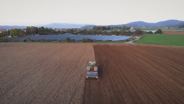 Traktor Mit Eggenanlage Pflügt Boden Auf Bestelltem Feld Landwirtschaftskonzept Traktor — Stockvideo