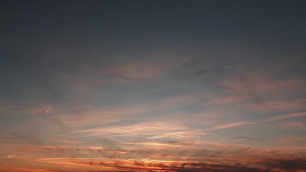 Mooie Oranje Zonsondergang Donkere Wolken Bewegen Snel Tegen Kleurrijke Zonsondergang — Stockvideo