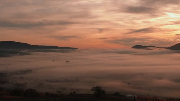 Mlhavá Mlha Nad Horským Údolím Při Východu Slunce Krásný Východ — Stock video