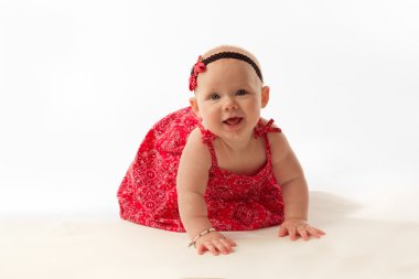 yürümeyi öğrenme Kırmızı elbiseli küçük kız