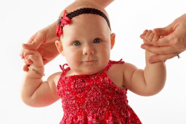 yürümeyi öğrenme Kırmızı elbiseli küçük kız