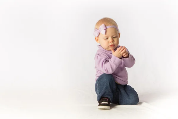 Una niña pequeña inspecciona su mano —  Fotos de Stock