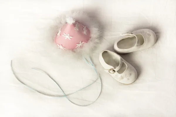 Chapéu de festa rosa e sapatos de bebê para o primeiro aniversário — Fotografia de Stock