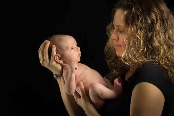 Mère tenant bébé — Photo