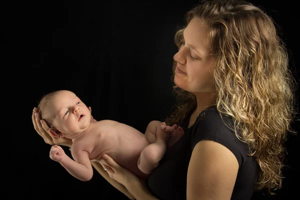 Madre sosteniendo bebé —  Fotos de Stock