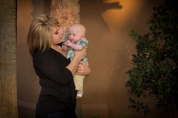 Junge, alleinerziehende Mutter mit Baby-Serie lizenzfreie Stockfotos