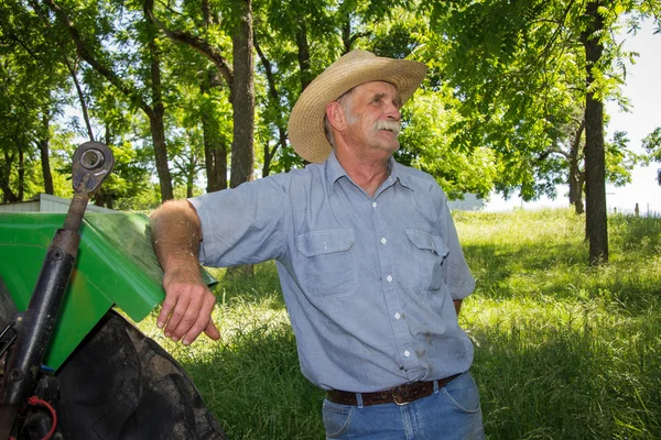 Old Farmer Stands by Tractor — Stock Photo, Image