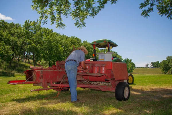 Agricoltore prepara attrezzature — Foto Stock