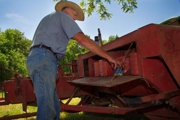 Farmář preps jeho lis na seno — Stock fotografie